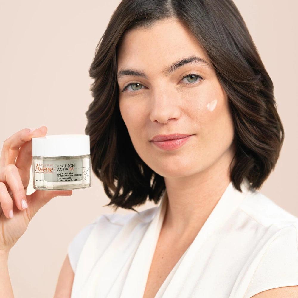 Femme tenant le pot Avène Hyaluron Activ B3 Aqua Gel-Crème