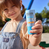 ISDIN Fotoprotector Pediatrics Stick SPF50 – enfant tenant le stick solaire