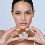 Femme tenant le pot ISDIN Isdinceutics Hyaluronic Moisture Sensitive Skin