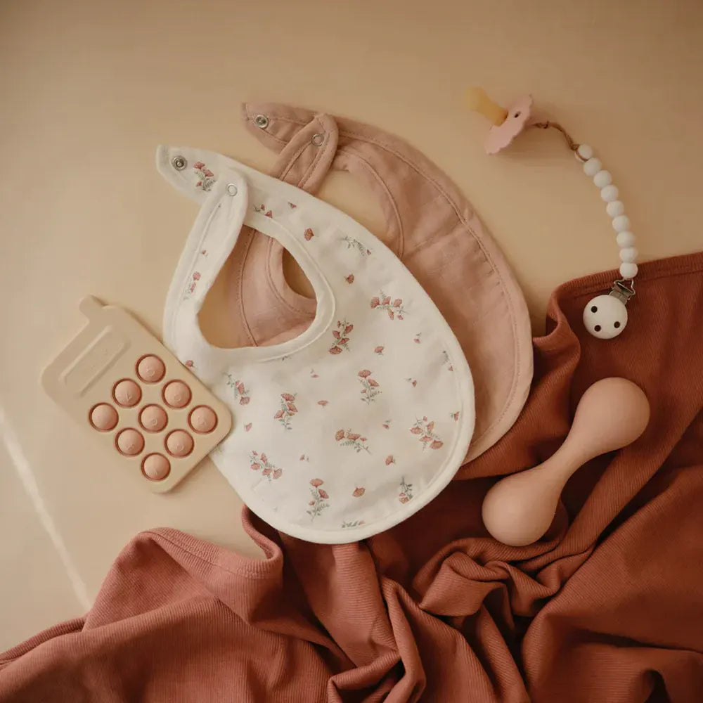 Juego de 2 baberos de muselina Mushie - Rubor / Rosa Floral