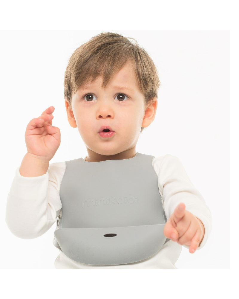 Babero con fijación trasera de silicona MINIKOIOI - Gris